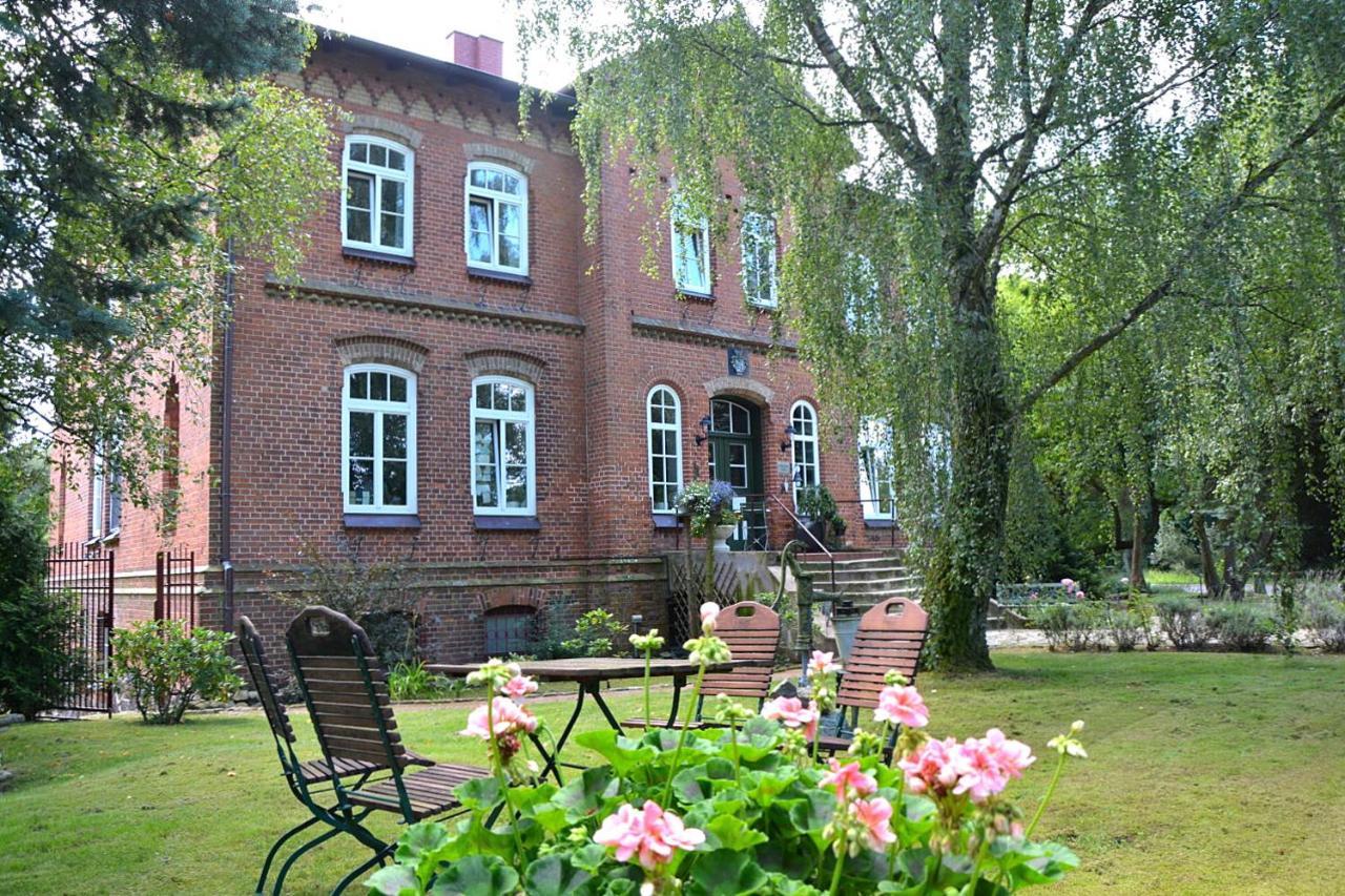 Gutshaus Zietlitz Hotell Dobbin-Linstow Exteriör bild